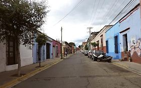 Casa Comoda Con Patio A 4 Cuadras De La Catedral.